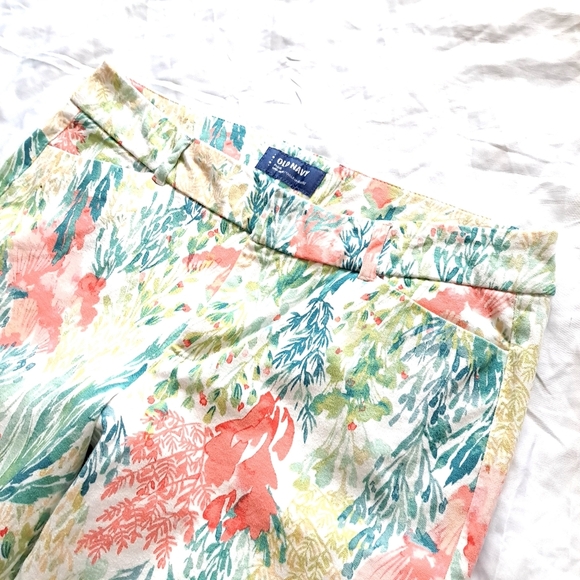 Old Navy | Colorful white pixie mid rise women's pant - Picture 5 of 12